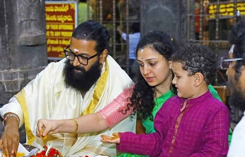 Rishab Shetty Seeks Blessings at Siddhivinayak After Kantara Success