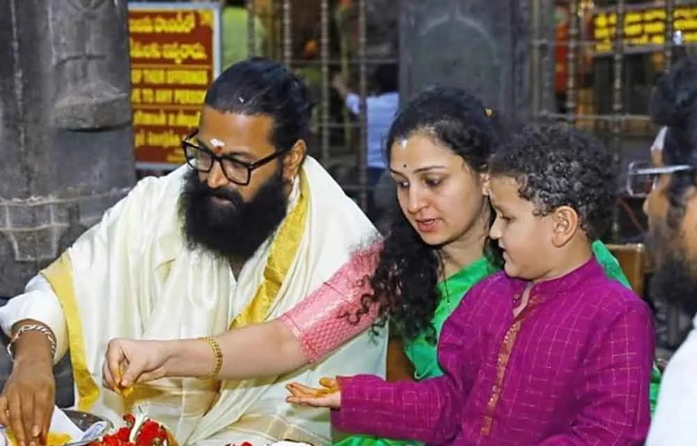 Rishab Shetty Seeks Blessings at Siddhivinayak After Kantara Success — News