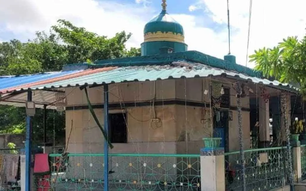 Ancient Dargah Vanishes Overnight Amid Temple Makeover – Sparks Outrage & Calls for Justice! — News